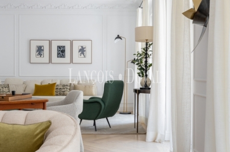 Madrid. Recoletos. Exclusivo piso en venta. Edificio clásico con gran terraza. 