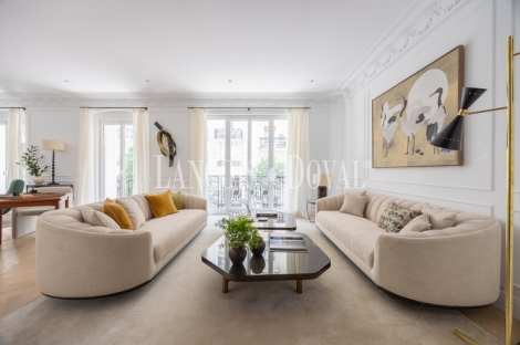 Madrid. Recoletos. Exclusivo piso en venta. Edificio clásico con gran terraza. 