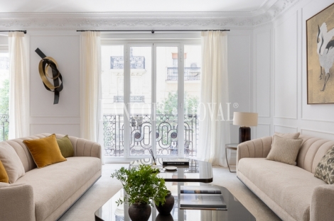 Madrid. Recoletos. Exclusivo piso en venta. Edificio clásico con gran terraza. 