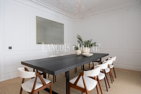 Madrid. Recoletos. Exclusivo piso en venta. Edificio clásico con gran terraza. 