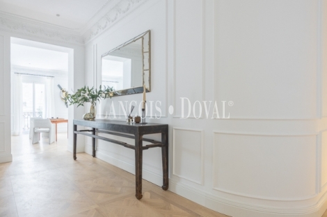 Madrid. Recoletos. Exclusivo piso en venta. Edificio clásico con gran terraza. 
