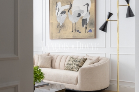 Madrid. Recoletos. Exclusivo piso en venta. Edificio clásico con gran terraza. 