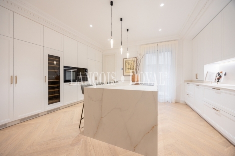 Madrid. Recoletos. Exclusivo piso en venta. Edificio clásico con gran terraza. 