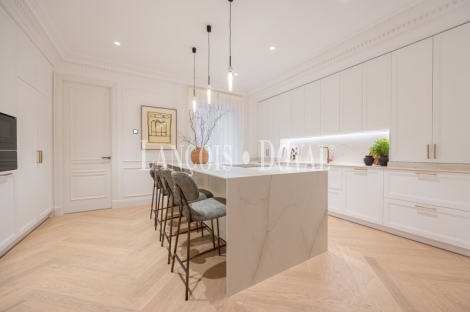 Madrid. Recoletos. Exclusivo piso en venta. Edificio clásico con gran terraza. 