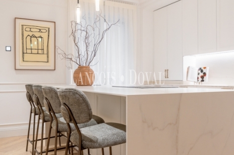 Madrid. Recoletos. Exclusivo piso en venta. Edificio clásico con gran terraza. 