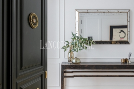 Madrid. Recoletos. Exclusivo piso en venta. Edificio clásico con gran terraza. 