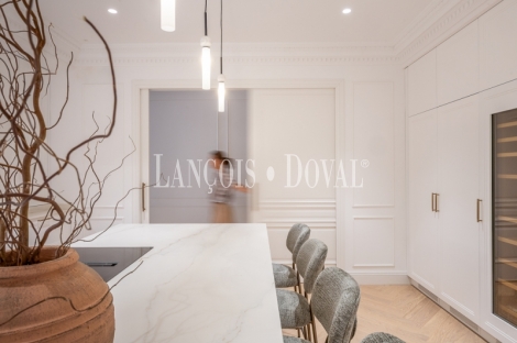 Madrid. Recoletos. Exclusivo piso en venta. Edificio clásico con gran terraza. 