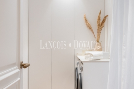 Madrid. Recoletos. Exclusivo piso en venta. Edificio clásico con gran terraza. 