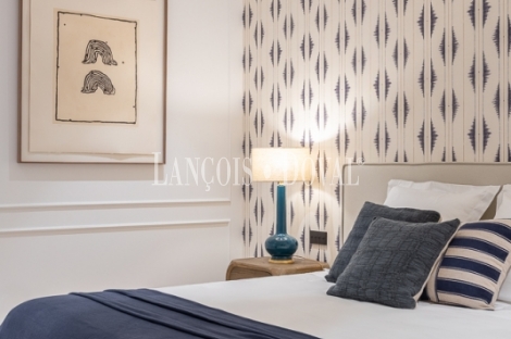 Madrid. Recoletos. Exclusivo piso en venta. Edificio clásico con gran terraza. 