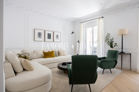 Madrid. Recoletos. Exclusivo piso en venta. Edificio clásico con gran terraza. 