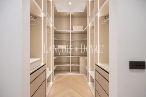 Madrid. Recoletos. Exclusivo piso en venta. Edificio clásico con gran terraza. 