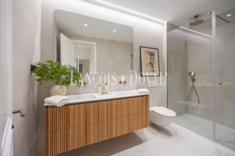 Madrid. Recoletos. Exclusivo piso en venta. Edificio clásico con gran terraza. 