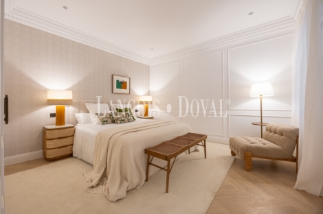 Madrid. Recoletos. Exclusivo piso en venta. Edificio clásico con gran terraza. 