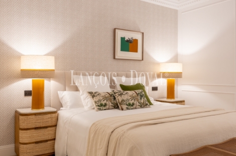 Madrid. Recoletos. Exclusivo piso en venta. Edificio clásico con gran terraza. 