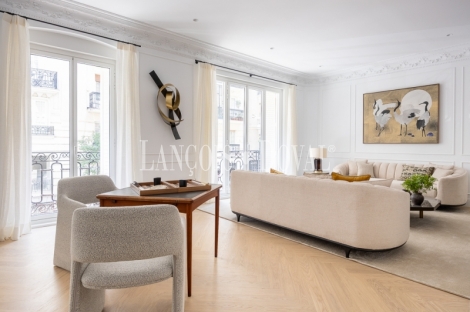 Madrid. Recoletos. Exclusivo piso en venta. Edificio clásico con gran terraza. 