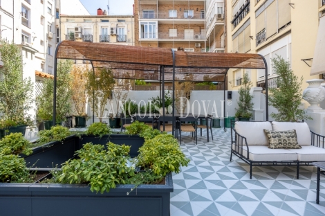 Madrid. Recoletos. Exclusivo piso en venta. Edificio clásico con gran terraza. 