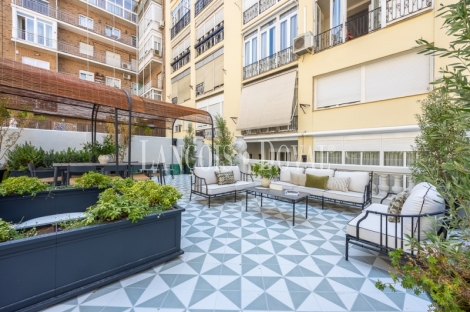 Madrid. Recoletos. Exclusivo piso en venta. Edificio clásico con gran terraza. 