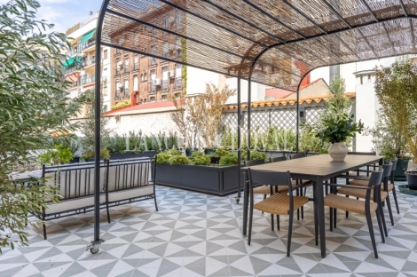 Madrid. Recoletos. Exclusivo piso en venta. Edificio clásico con gran terraza. 