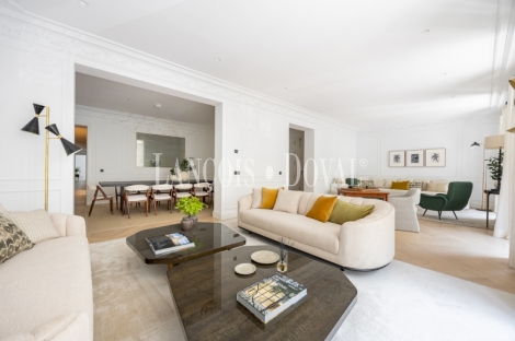 Madrid. Recoletos. Exclusivo piso en venta. Edificio clásico con gran terraza. 