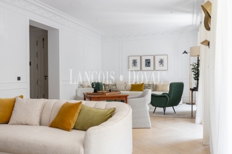 Madrid. Recoletos. Exclusivo piso en venta. Edificio clásico con gran terraza. 