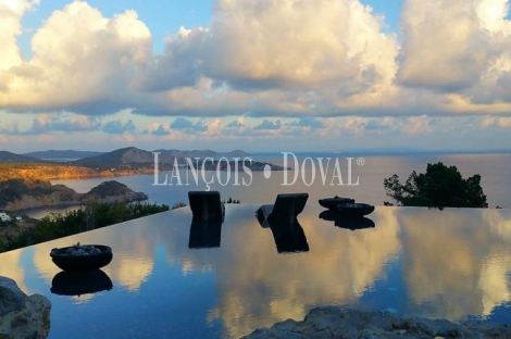 Ibiza. Singular villa de lujo en venta. Espectaculares vistas al mar. Exclusividad y arte.