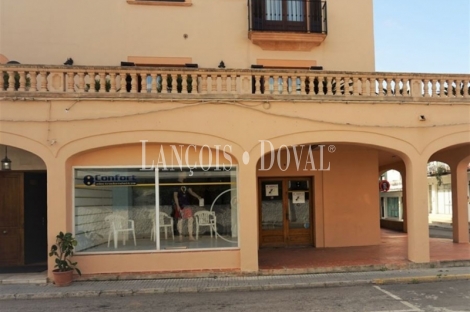 Gran casa con locales comerciales en venta. Cala Ratjada. Capdepera.