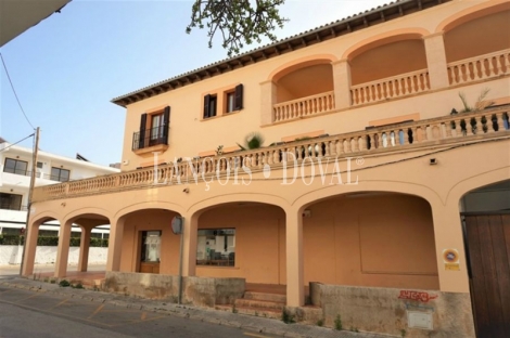 Gran casa con locales comerciales en venta. Cala Ratjada. Capdepera.