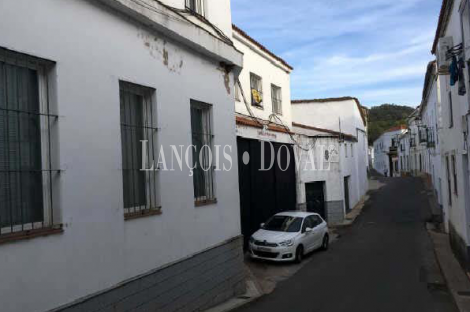 Jabugo. Fabrica de jamones y embutidos ibéricos en venta. Sierra de Huelva.