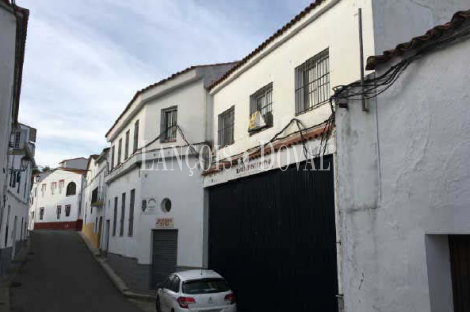 Jabugo. Fabrica de jamones y embutidos ibéricos en venta. Sierra de Huelva.