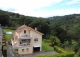 Caxidi. Cangas de Onís. Casa en venta con amplio jardín y piscina