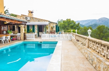 Esporles. Mallorca. Chalet en venta con piscina y amplio jardín. 