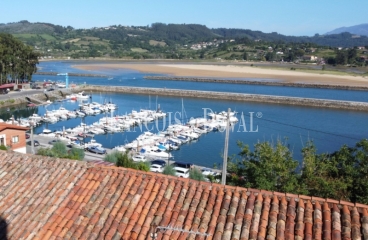 Villaviciosa. Casa tradicional en venta sobre el puerto deportivo. 