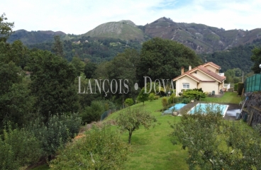 Caxidi. Cangas de Onís. Casa en venta con amplio jardín y piscina