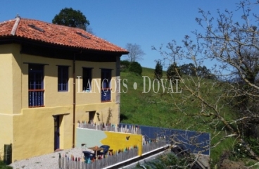 Pravia. Venta Conjunto turístico tradicional asturiano con casa señorial y apartamentos.