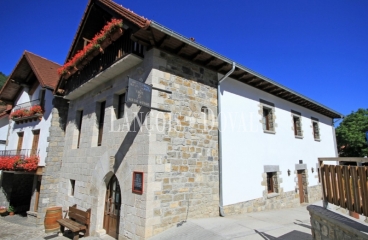 Navarra. Hotel rural en venta junto a la Selva De Irati. Ezcároz.