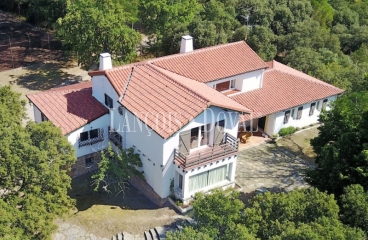 Burgos. Finca en venta con tres casas rurales y caballerizas. Villarcayo.