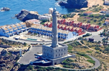 Cabo de Palos. Singular casa en venta junto al faro y a pie de playa.