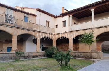 Sierra de Gredos. Casa en venta en el claustro del convento de Aldeanueva de la Cruz. Ávila.