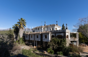 Mansión estilo Art Déco en venta a los pies de Montserrat: una propiedad única en un entorno excepcional