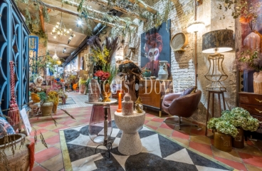 Zaragoza centro: exclusivo local comercial en venta con diseño singular, techos de 5 metros y patio privado