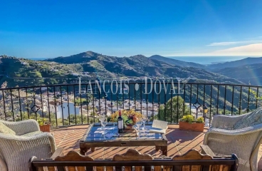 Málaga. Valle de la Axarquía. Hotel Rural en venta. 26 hab y bungalows.