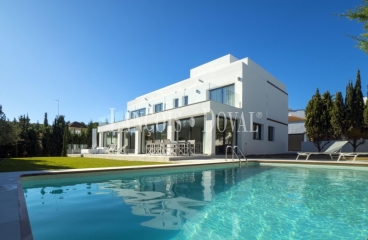 Marbella. Nueva Andalucía. Villa exclusiva en venta de diseño moderno.