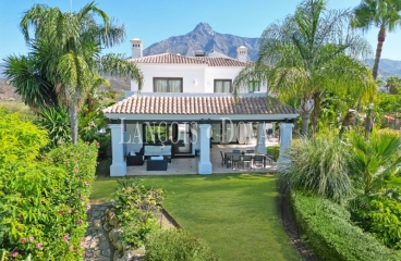Marbella. Las Lomas. Magnífica Villa en venta cerca de Centro y de la Playa