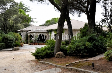 Madrid. Galapagar. Finca en venta con tres casas e instalaciones ganaderas. 