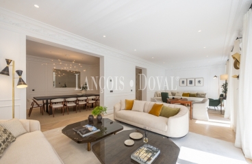 Madrid. Recoletos. Exclusivo piso en venta. Edificio clásico con gran terraza. 