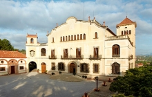 Finca Masía Bach. Singular propiedad y bodegas en venta.