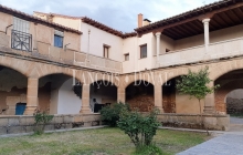 Sierra de Gredos. Casa en venta en el claustro del convento de Aldeanueva de la Cruz. Ávila.